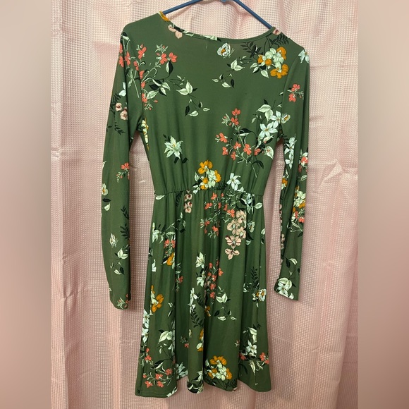 Green Floral Flowy Dress - Picture 3 of 4